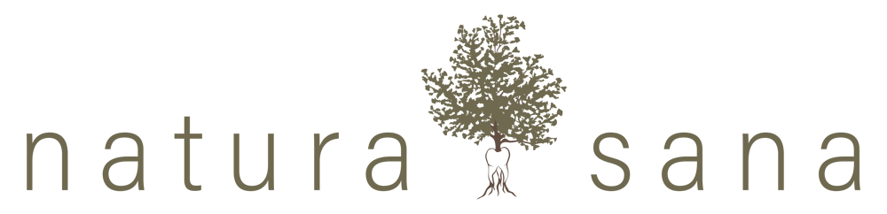 Der Schriftzug "natura sana" mit einem Baum zwischen den Wörtern.