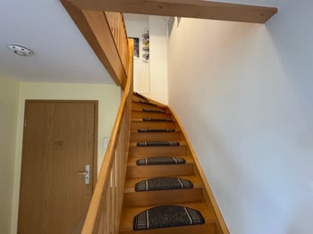 Holztreppe zwischen den beiden Wohnebenen