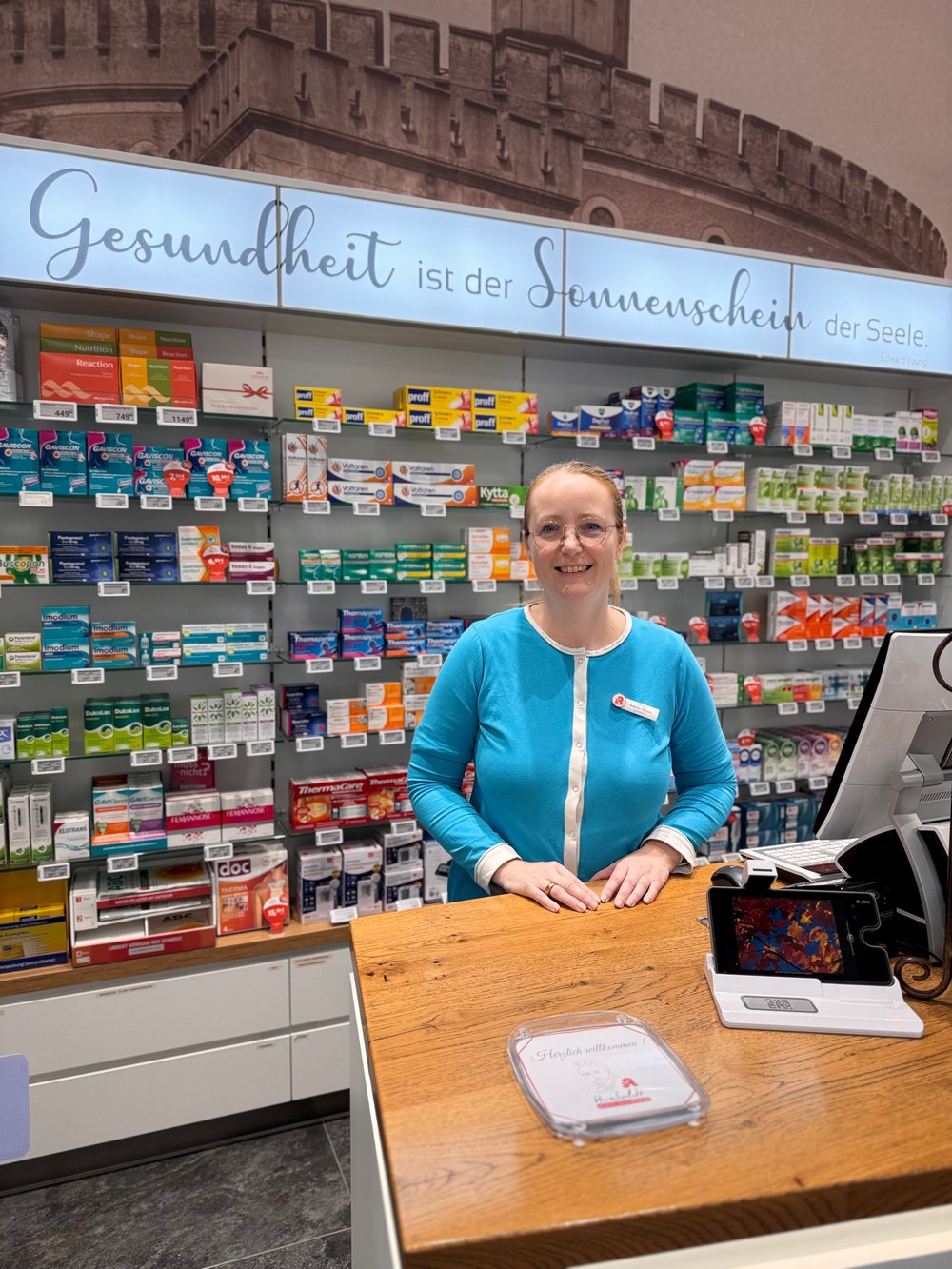 Mitarbeiterin der Humboldt-Apotheke am Beratungstisch