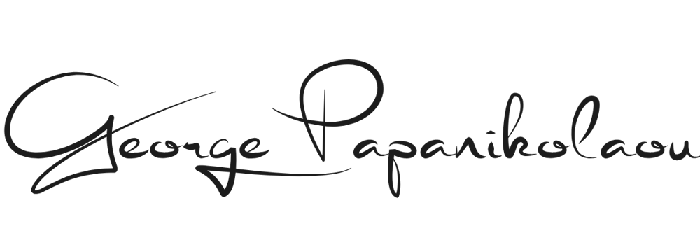 Schwarze Unterschrift mit dem Namen „George Papanikolaou“ auf dunkelgrünem Hintergrund.