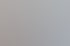 Ein lächelnder Mann und eine Frau stehen in einem modernen Büro und halten Klemmbretter.