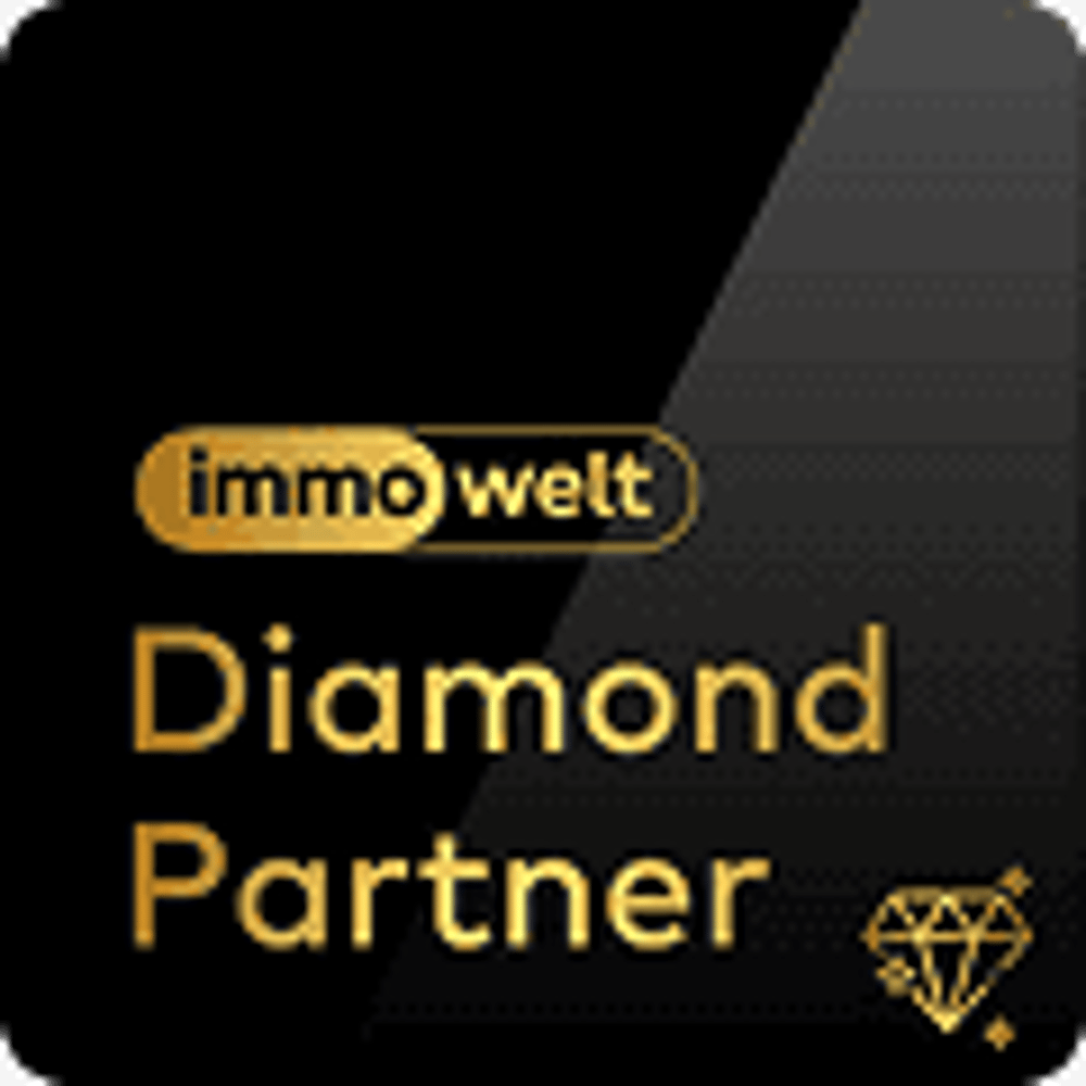Schwarzes Logo mit goldenem Text "immowelt Diamond Partner" und einem goldenen Diamantsymbol.
