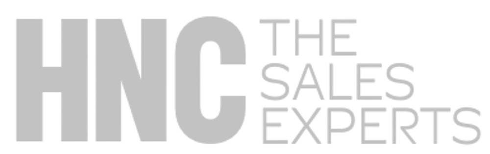 HNC THE SALES EXPERTS Logo in rot auf dunkelgrünem Hintergrund.