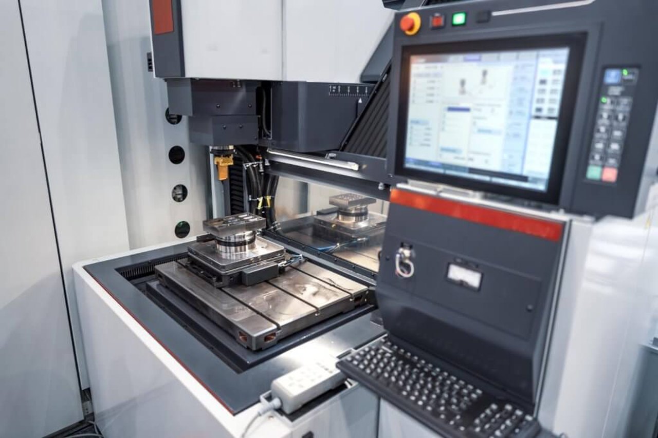 CNC-Fräsmaschine bei der Bearbeitung eines Metallteils