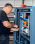 Servicetechniker von Druckluft Maydt bei der Wartung eines Kompressors