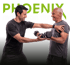 Trainer unterstützt Senior beim Hanteltraining. Text: Phoenix more than fitness.