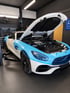 Mercedes-AMG GT mit geöffneter Motorhaube in der Werkstatt von Mayr Automotive