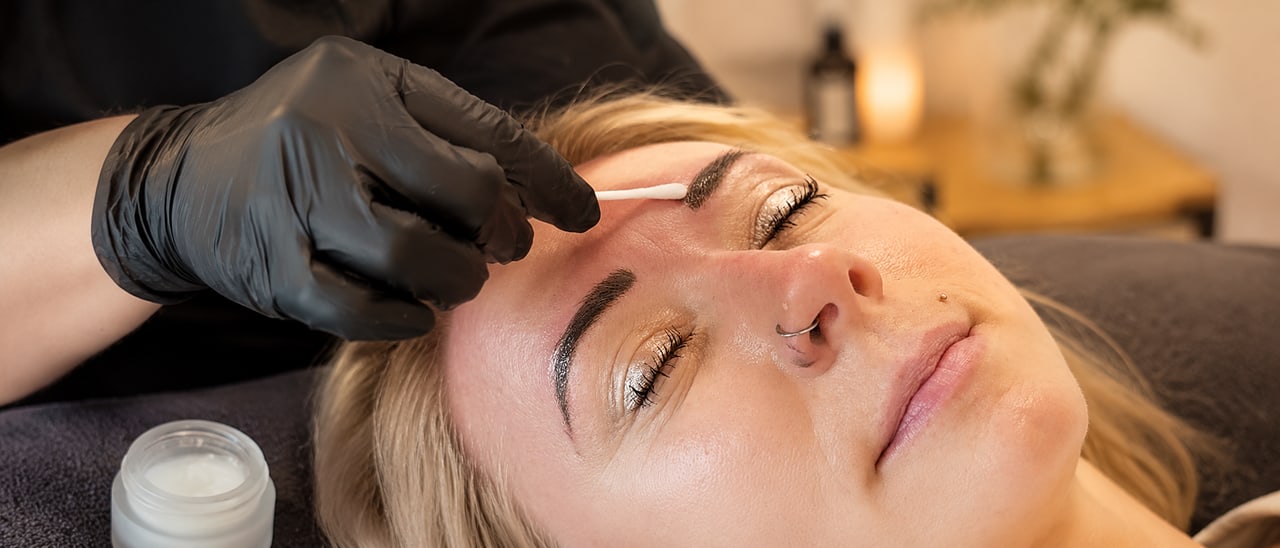 Gesicht mit fein gezeichneten Augenbrauen nach einer Permanent-Make-up-Behandlung bei SWON