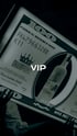 Ein großes Schwarz-Weiß-Etikett in Form eines Hundert-Dollar-Scheins mit einer Flasche Grey Goose Wodka und dem Text „VIP“.