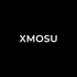 Weißer Text "XMOSU" auf schwarzem Hintergrund.