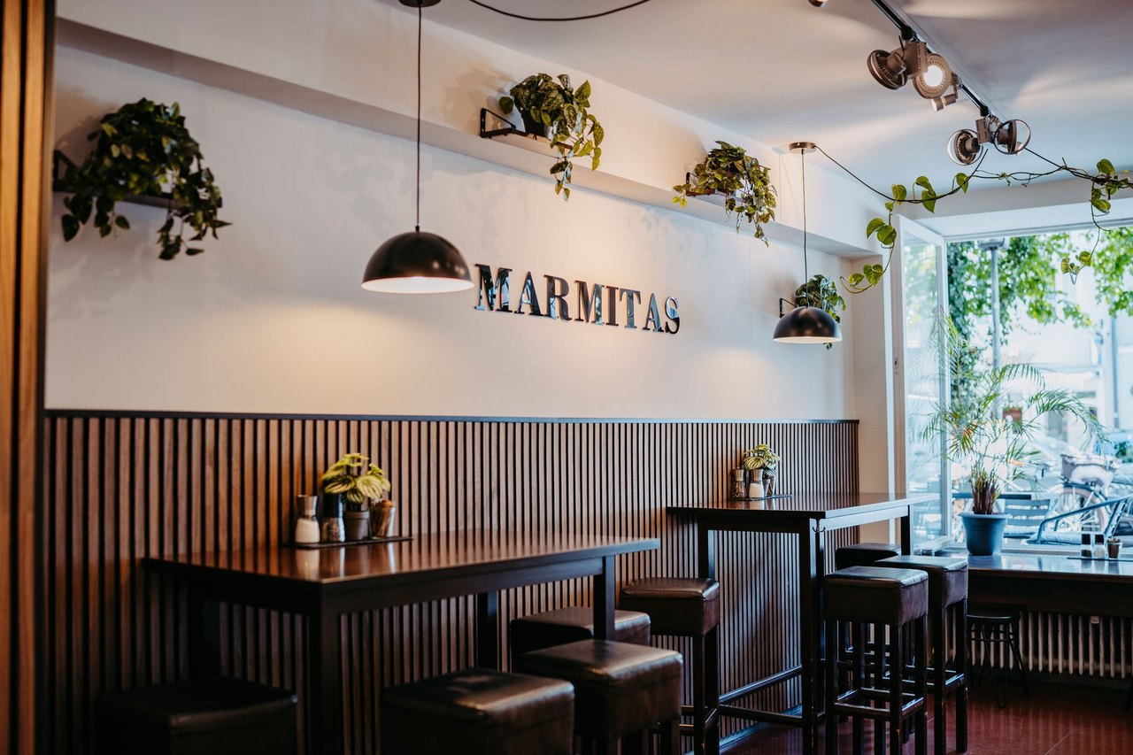 Innenansicht des Marmitas Stores in Weilheim mit Sitzplätzen und Fensterfront