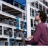 Mann mit Brille und Laptop überprüft große Reihen von Kryptowährungs-Mining-Geräten in einem Serverraum.