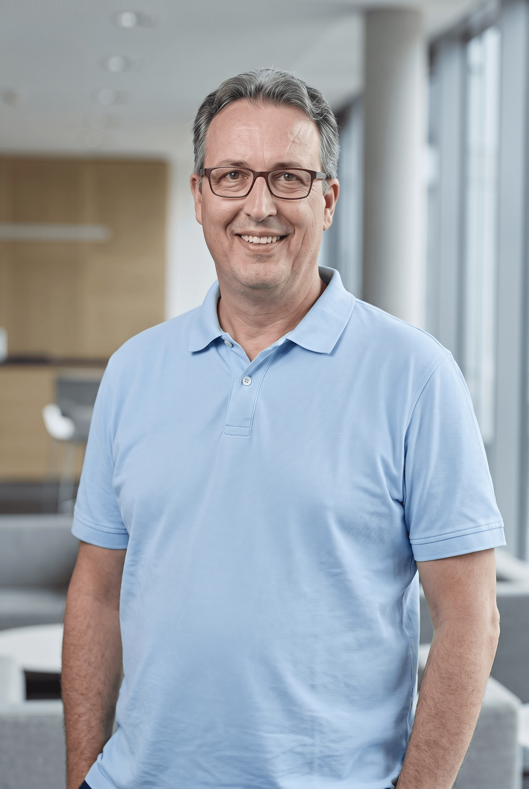 Thomas Kneißler im blauen Horizont-Poloshirt