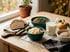 Sauerkraut, Kefir, Vollkornbrot, Linsen, Apfel und Haferflocken auf einem Holztisch