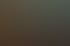 Eine Gruppe junger Leute sitzt in einem Raum zusammen, während eine Person auf einem Smartphone Schach spielt.