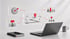 Laptop auf Schreibtisch mit schwebenden Symbolen für Strategie, Zielscheibe, Team, Roadmap und Organisationsstruktur.