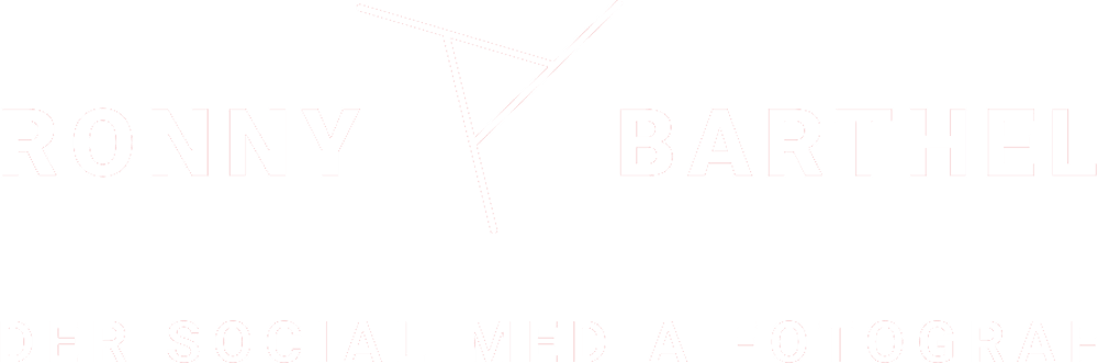 Logo mit RONNY BARTHEL und dem Text "DER SOCIAL MEDIA FOTOGRAF" in Weiß auf grünem Hintergrund.