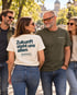 Vier Freunde beim Spazieren in der Stadt, im Vordergrund eine Frau im cremefarbenen Wearmorrow® Shirt mit der Rückenbotschaft Zukunft steht uns allen