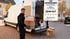 MoMo Mitarbeiter mit Umzugskarton am Transporter