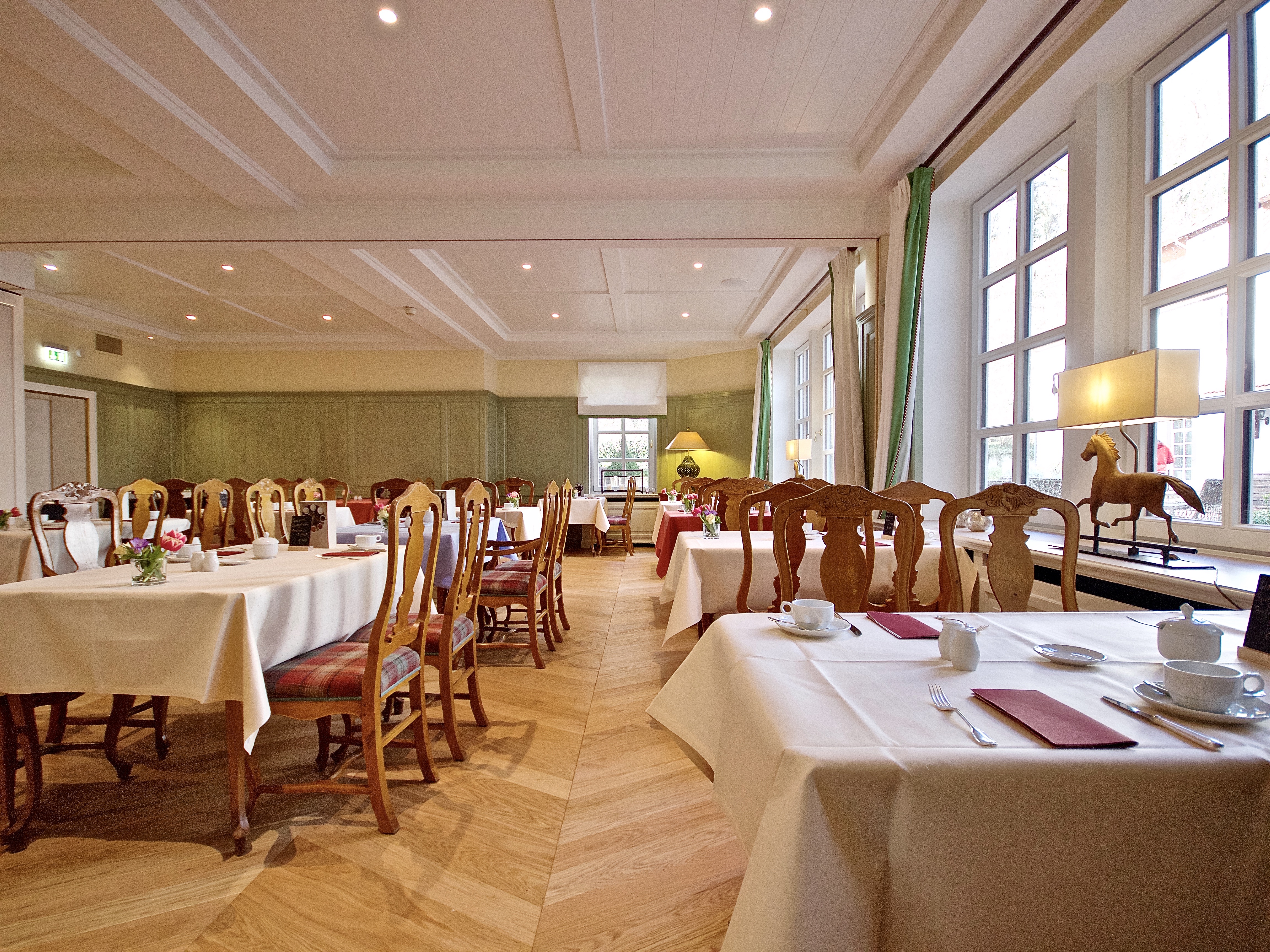 Relais & Châteaux Hardenberg Burghotel – Restaurantbereich mit Parkettboden und gedeckten Tischen