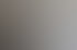 Ein heller Fitnessraum mit verschiedenen Kraftgeräten, Hantelscheiben und einer Fensterfront im Hintergrund.