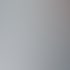 Ein Mann tippt auf einer Tastatur vor einem Computermonitor, der eine Buchhaltungssoftware mit Diagrammen anzeigt.