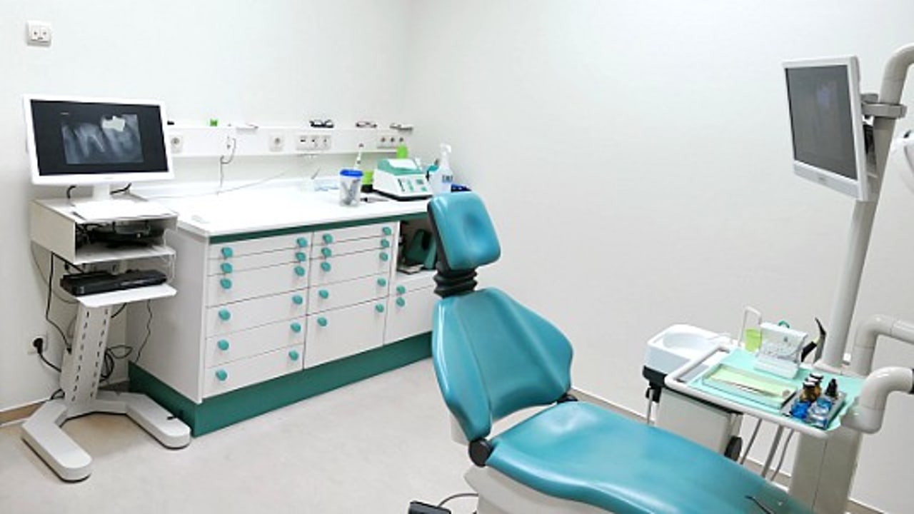 Behandlungszimmer der Zahnarztpraxis Dr. med. Heike Glaser in Klipphausen