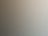 Zwei Büroangestellte stehen an einem Schreibtisch und betrachten gemeinsam einen Computermonitor.