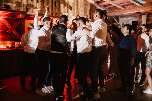 Ausgelassene Feier in der Almhütte bei warmem Licht