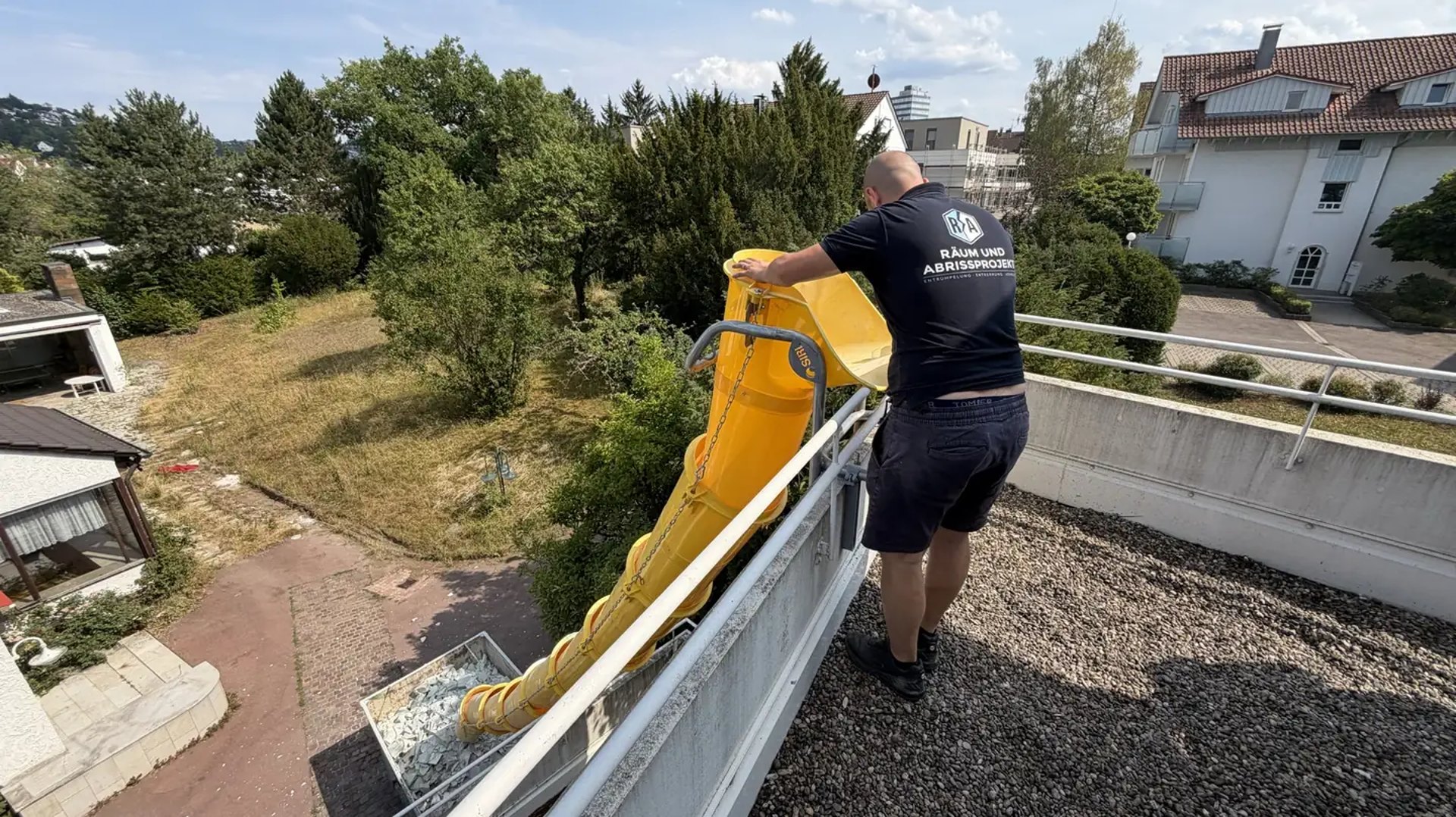 Schuttrutsche an der Dachterrasse