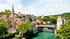 Blick auf die Altstadt von Baden mit der Stadtkirche, der Holzbrücke über die Limmat und dem Landvogteischloss.