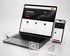 Laptop und Smartphone mit responsivem Webdesign neben Icons für Klicks, Suche und SEO-Wachstum.