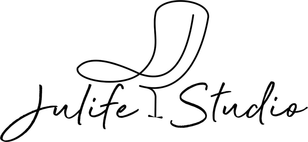 Schwarzer Schriftzug "Julife I Studio" in kursiver Schrift, mit einer abstrakten J-Form darüber.