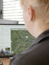 Person blickt auf einen Computerbildschirm mit Google Maps und einer Routenplanung von Stuttgart nach Salzburg.