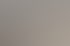 Team von 15 Mitarbeitern in einem modernen Büro mit Holztisch und Firmenlogo im Hintergrund.