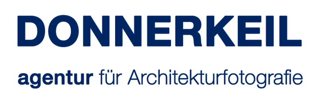 Blauer Text auf grünem Hintergrund: DONNERKEIL Fotoagentur.
