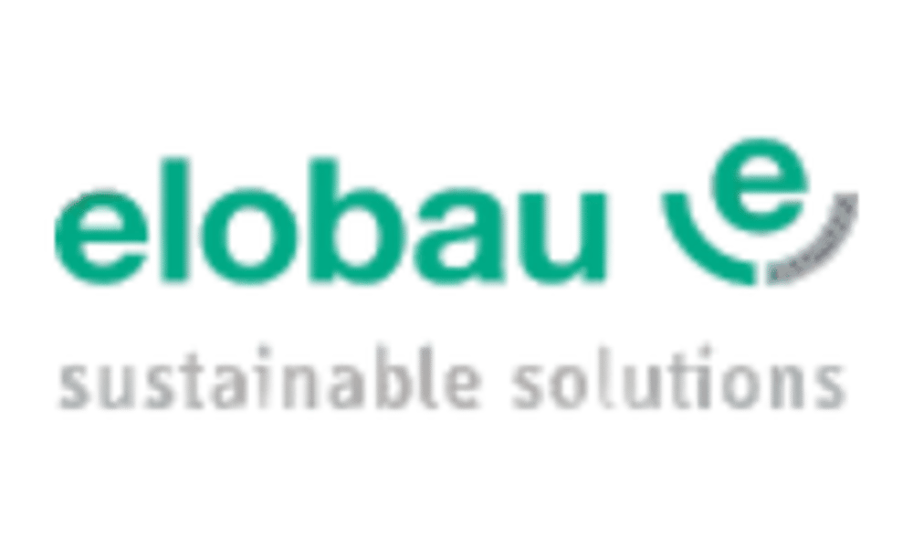 elobau e, sustainable solutions Logo in Türkis und Schwarz auf dunkelgrünem Hintergrund.