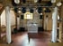 Weißes DJ-Setup mit Lichttraverse und Boxen in restauriertem Hochzeitssaal mit Backsteinwänden