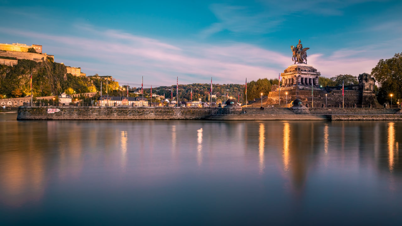 Das Deutsche Eck in Koblenz am Abend, wo Mosel und Rhein zusammenfließen