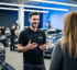 Premium Service Mitarbeiter lächelt und redet mit Kundin