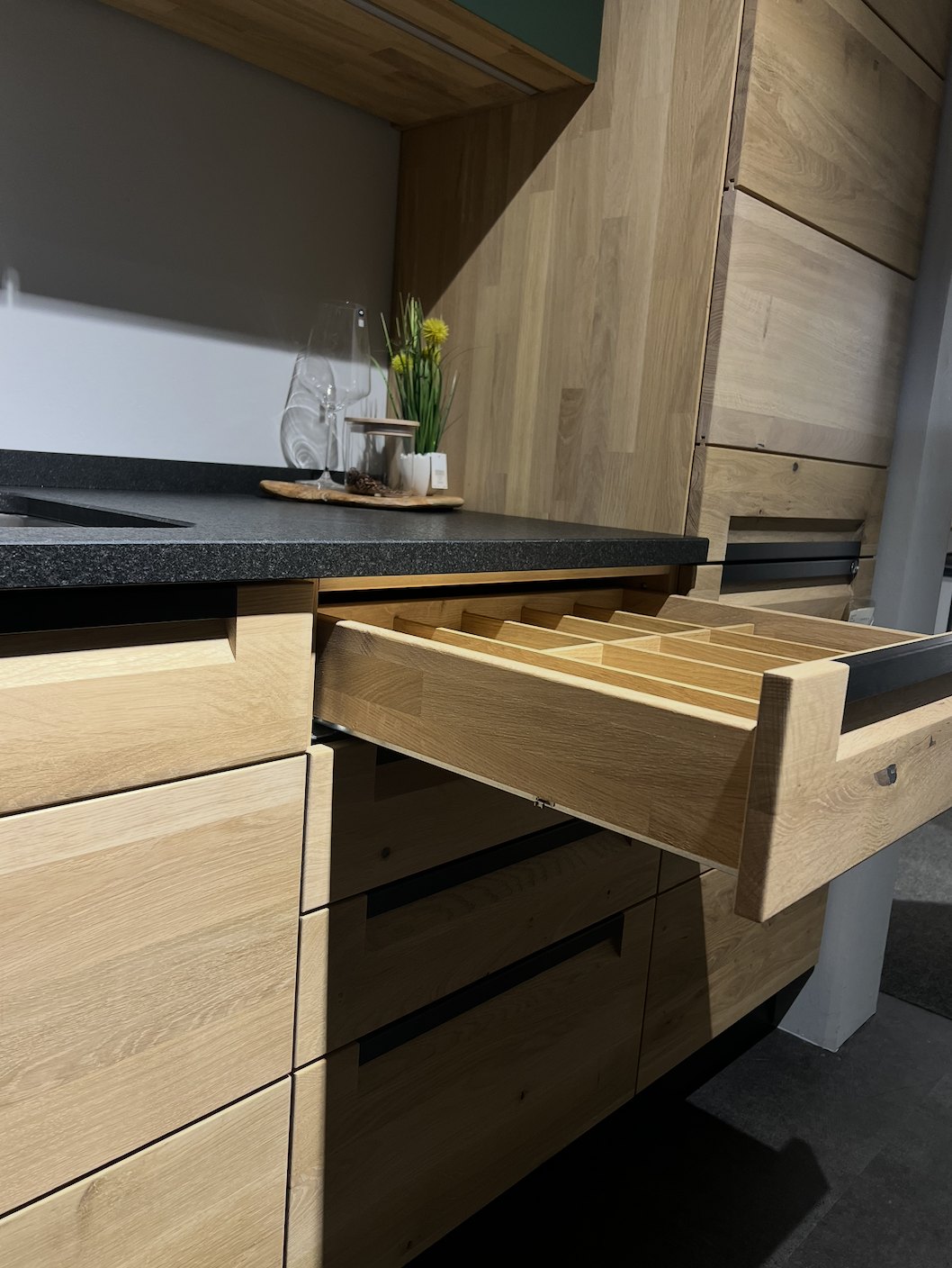 Massivholz-Schublade in Eiche mit Besteckeinsatz