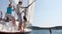 Familie fischt am Segelboat