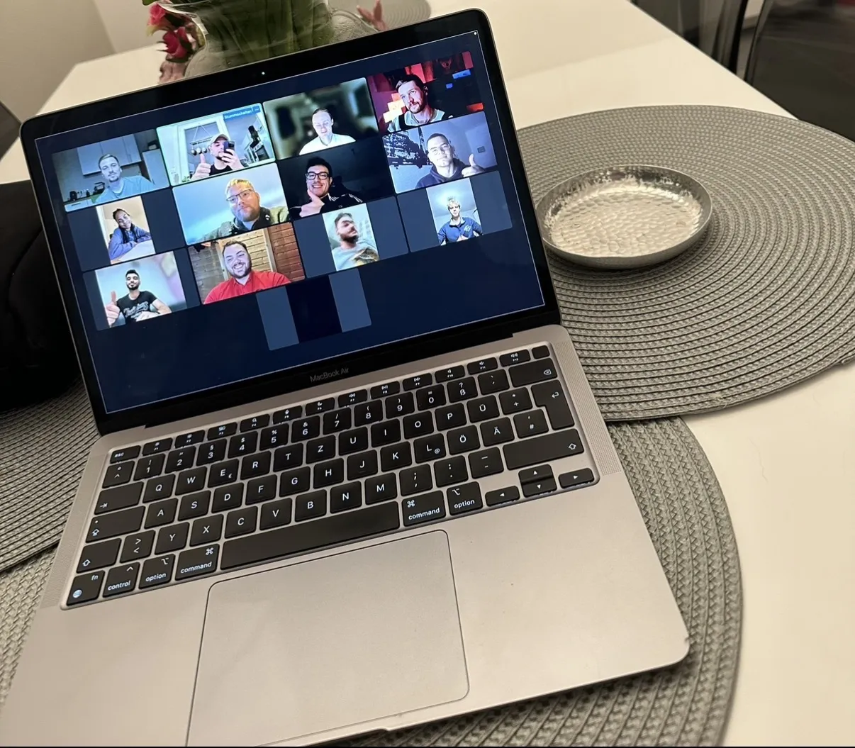 Laptop mit einem gemeinsamen Video-Call