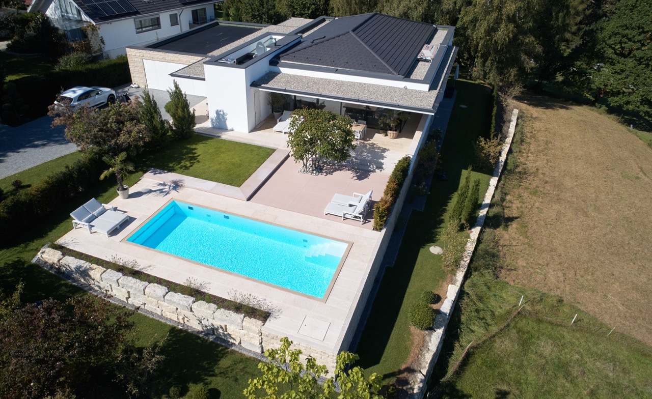 Puristische Poolanlage mit Holzterrasse und Unterflur-Rolladen – Ansicht 2