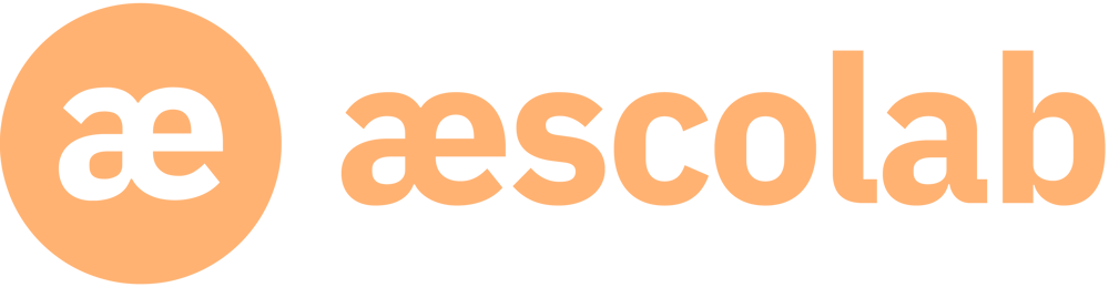 Schwarzes æ-Symbol in einem pfirsichfarbenen Kreis neben dem pfirsichfarbenen Schriftzug aescolab auf schwarzem Grund.