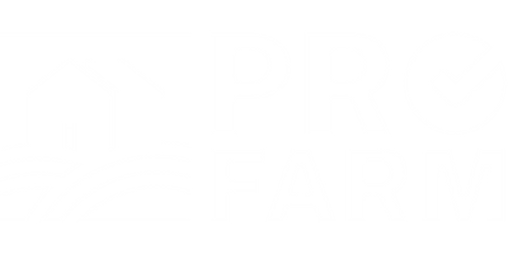 Weißes PRO FARM Logo mit Scheune, Hügeln und Häkchen auf grünem Hintergrund.