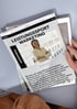Eine Hand hält ein Tablet mit einem Artikel über "LEISTUNGSSPORT MARKETING" und einem Porträt von Kathlen Bremer.