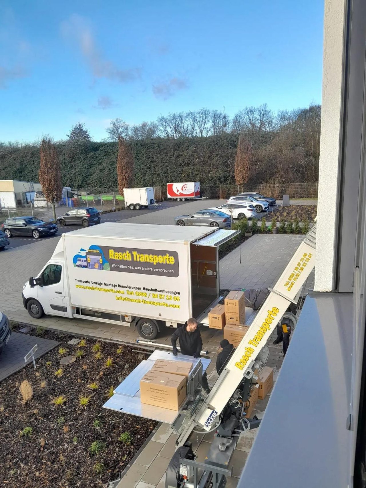 Umzugswagen von Rasch Transporte beim Beladen in Oberhausen