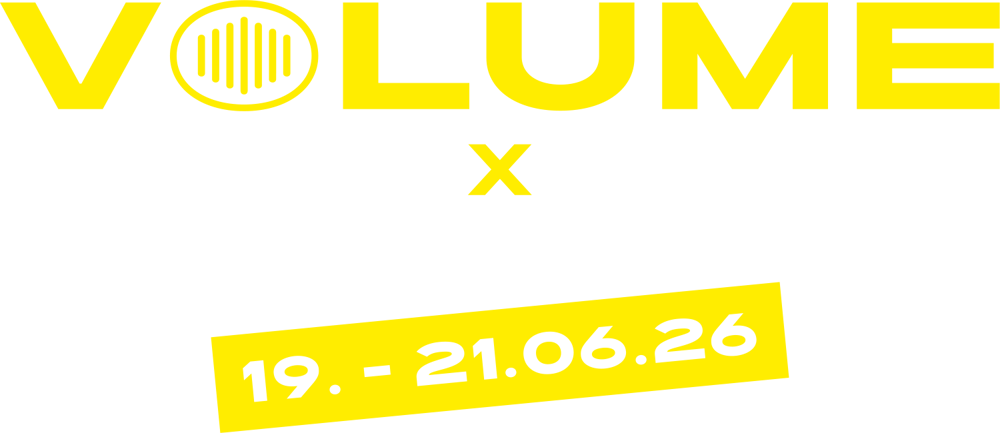 Gelber Text "VOLUME X" und weißer Text "KRAGELUND" auf grünem Hintergrund. Gelbes Band mit "19.-21.06.26".