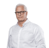 Ein hellhaariger Mann mit Brille und weißem Hemd blickt vor schwarzem Hintergrund direkt in die Kamera.